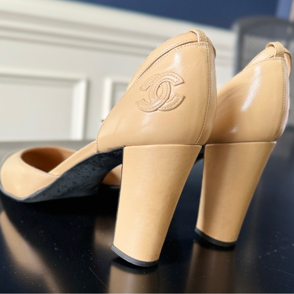 CHANEL Beige and Black Women's Shoes - Picture 2 of 8